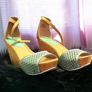 Kenneth Cole 2 tone Wedge Sandal Size 9